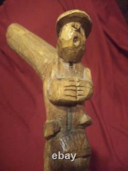 Ancien bâton de marche en bois sculpté à la main dans un style folklorique vintage