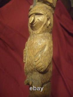 Ancien bâton de marche en bois sculpté à la main dans un style folklorique vintage