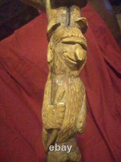 Ancien bâton de marche en bois sculpté à la main dans un style folklorique vintage