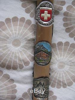 Antique Vintage Vieux Bâton De Marche En Bois Canne Avec Badge Suisse Weissenburgh