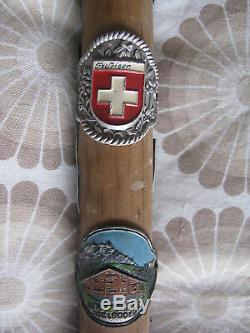 Antique Vintage Vieux Bâton De Marche En Bois Canne Avec Insignes Suisse Weissenburgh