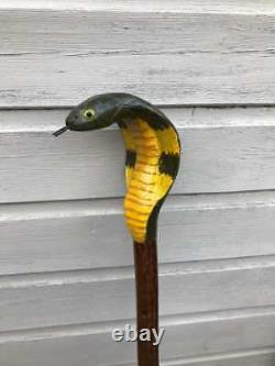Bâton De Marche En Bois Sculpté À La Main D'une Canne À Pied Peinte À La Main Cobra Roi
