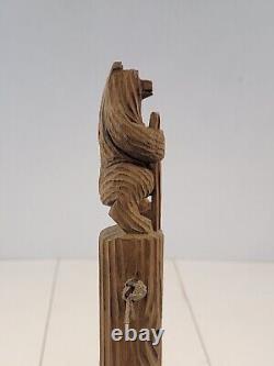 Bâton de marche/canne en bois sculptée à la main avec ours sculpté en art populaire et bâton avec raton laveur