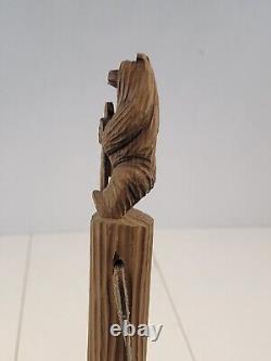 Bâton de marche/canne en bois sculptée à la main avec ours sculpté en art populaire et bâton avec raton laveur