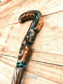 Bâton de marche en bois avec croix chrétienne, poignée en forme de crochet sculptée en bois.