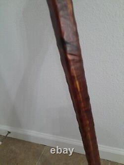 Bâton de marche en bois / canne sculptée à la main sans marque