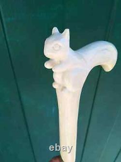 Bâton de marche en bois d'écureuil sculpté à la main avec un design d'écureuil - Canne de marche animale