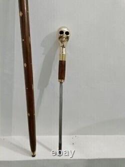 Bâton de marche en bois de style antique avec poignée de crâne