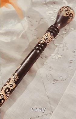 Bâton de marche en bois marron sculpté à la main, cadeau spécial fait à la main