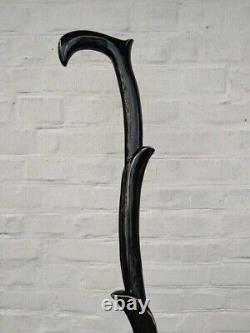 Bâton de marche en bois noir sculpté à la main par un designer