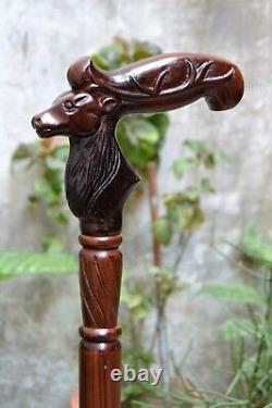 Bâton de marche en bois sculpté à la main avec des rennes