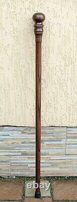 Bâton de marche en bois sculpté à la main avec poignée bouton, élégant et design de cannes de marche en bois.