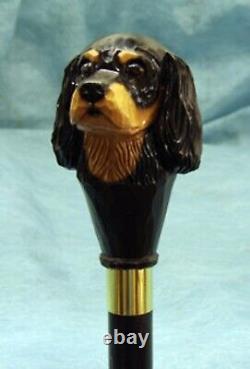 Bâton de marche en bois sculpté à la main avec un chien Cavalier King Charles Spaniel