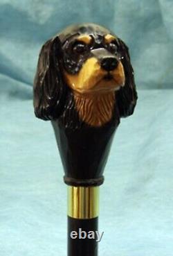 Bâton de marche en bois sculpté à la main avec un chien Cavalier King Charles Spaniel