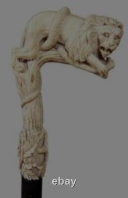 Bâton de marche en bois sculpté à la main avec un lion