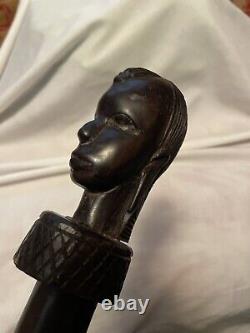 Bâton de marche en bois sculpté à la main d'Afrique ancienne avec tête de femme