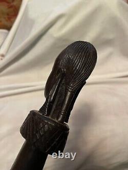 Bâton de marche en bois sculpté à la main d'Afrique ancienne avec tête de femme