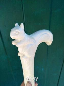 Bâton de marche en bois sculpté à la main et peint en blanc avec un chat - Canne de marche en bois - Main