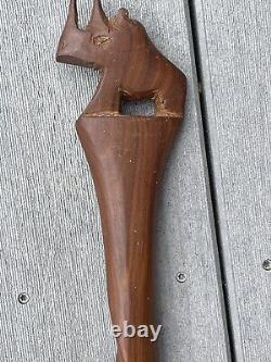 Bâton de marche en bois sculpté à la main représentant un rhinocéros vintage - Art populaire primitif