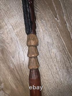 Bâton de marche en bois sculpté à la main vintage d'Afrique avec des masques tribaux 38 L