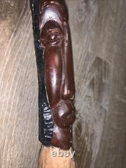 Bâton de marche en bois sculpté à la main vintage d'Afrique avec des masques tribaux 38 L