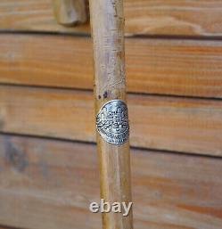Bâton de marche en bois sculpté avec médaillon européen en forme de bâton de mémoire de marche sur glace allemande