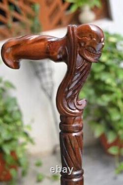 Bâton de marche en bois sculpté avec poignée ergonomique en forme de crâne