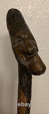 Bâton de marche en bois sculpté avec visage de vieil homme antique - Art populaire américain