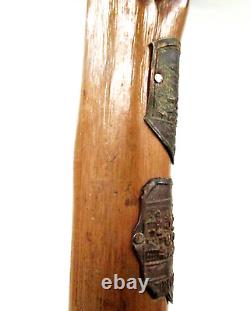 Bâton de marche et de randonnée en bois allemand vintage avec des badges souvenirs