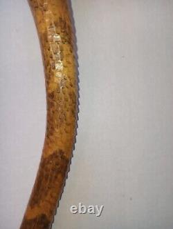 Bâton de marche sculpté à la main en forme de serpent avec crocs, yeux en pierre précieuse et design nervuré en bois