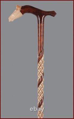 Bâton de marche spécial en bois sculpté à la main, à tête de cheval brun.