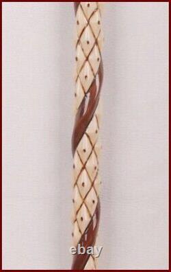 Bâton de marche spécial en bois sculpté à la main, à tête de cheval brun.
