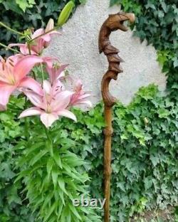 Bâton de prêtre-dragon sculpté à la main en bois de marche en bois récupéré de 37 pouces