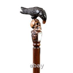 Canne de marche en bois avec détail de corbeau noir et crâne avec pierre tombale