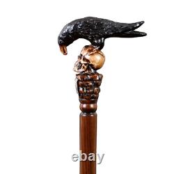 Canne de marche en bois avec détail de corbeau noir et crâne avec pierre tombale