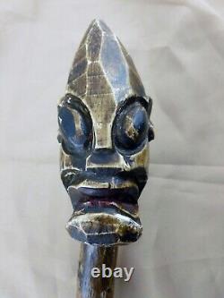 Canne de marche en bois avec masque tribal sculpté à la main de style alien vintage