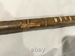 Canne de marche en style folk art sculpté Shillelagh irlandais ancien