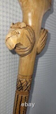 Canne en bois sculpté avec des lions gravés, design unique teinté, 37 pouces.