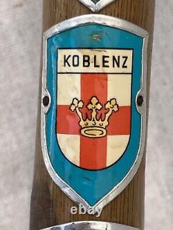 Canne en bois vintage allemande avec 17 badges souvenirs