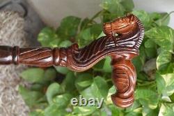Canne traditionnelle en bois sculpté à la main avec poignée en forme de cheval