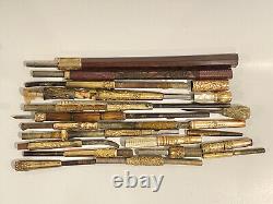 Poignées de canne de marche en bois vintage, parasol, parapluie avec quelques pièces remplies d'or.