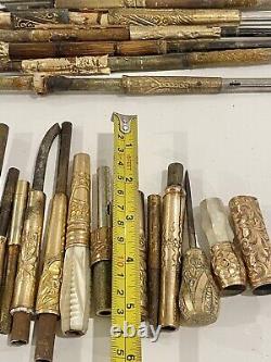 Poignées de canne de marche en bois vintage, parasol, parapluie avec quelques pièces remplies d'or.